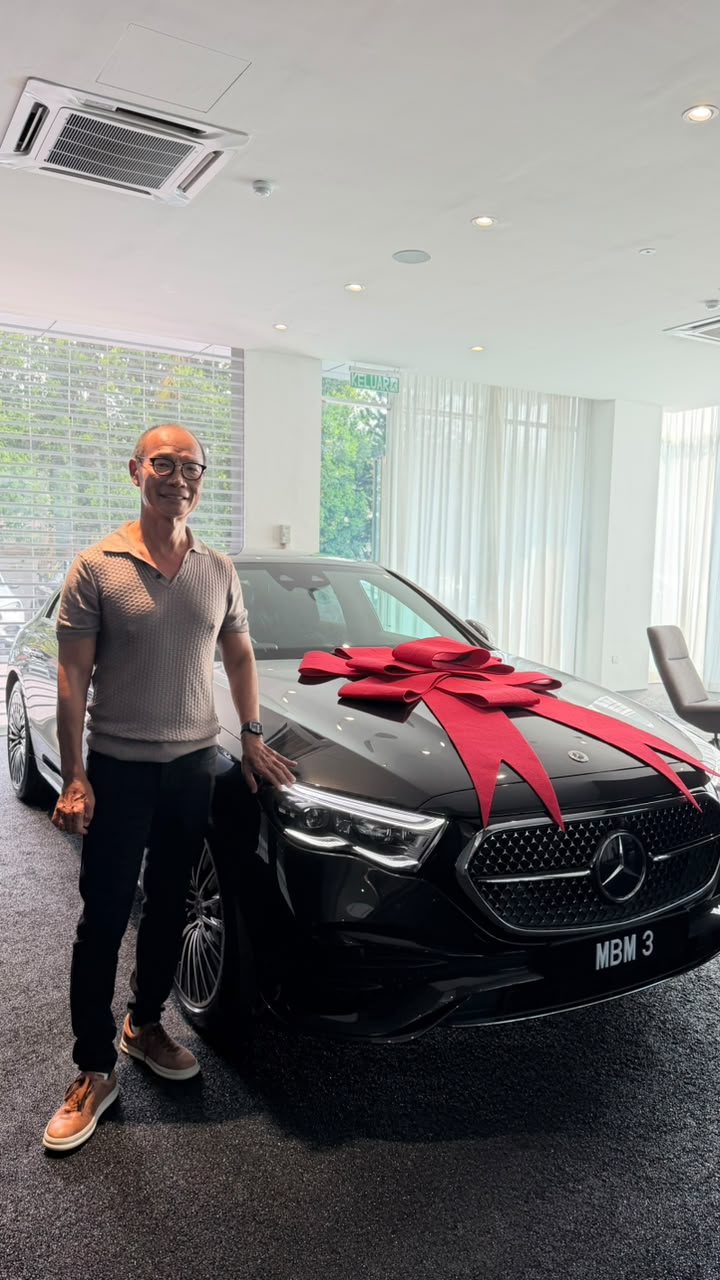 Mercedes-Benz customer handover with a black vehicle