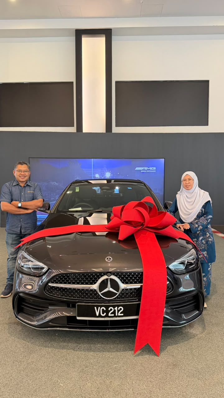 Mercedes-Benz customer handover with a black vehicle